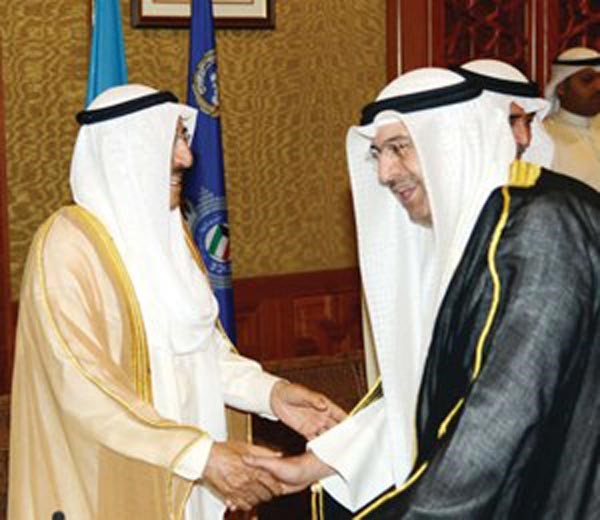 صاحب السمو الامير مصافحا احد الحضور في اللقاء