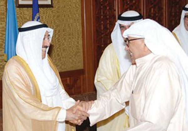 صاحب السمو الامير مصافحا احد الحضور