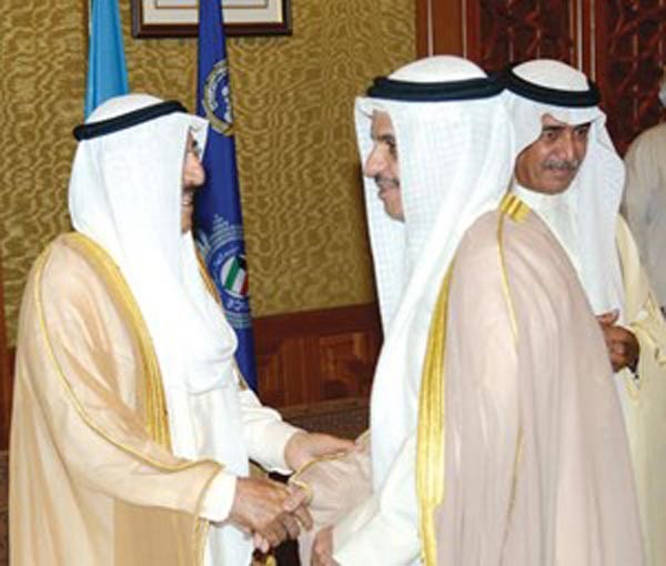 سمو الامير خلال لقائه احد اصحاب الدواوين