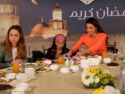 بالصور.. الملكة رانيا تقيم مأدبة إفطار للأيتام في الأردن
