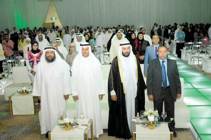 د علي العمير لدى حضوره حفل تخريج طلبة كلية الهندسة والبترول
