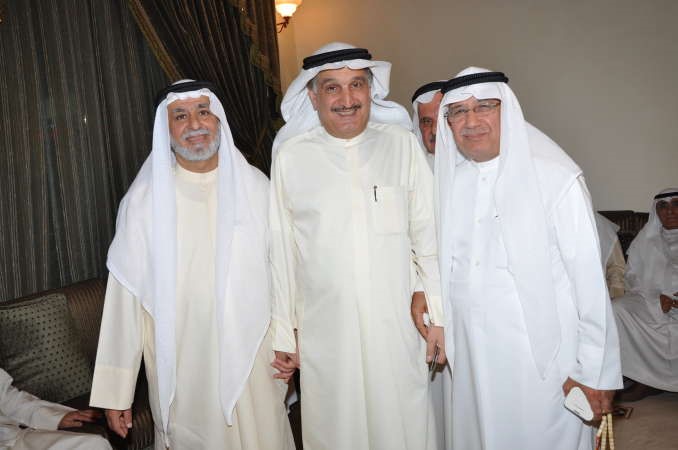 كامل العوضي متوسطا اثنين من المباركين
