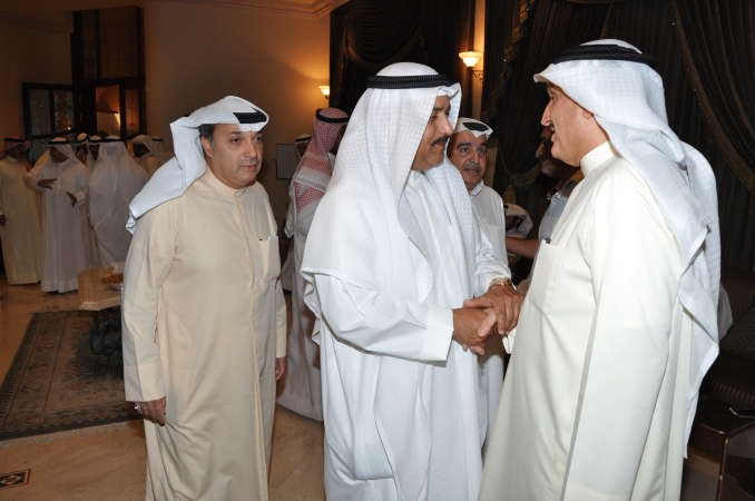  ويستقبل المهنئين بالشهر الفضيل
