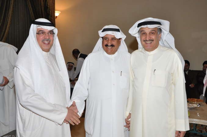 العوضي مع بعض الناخبين
