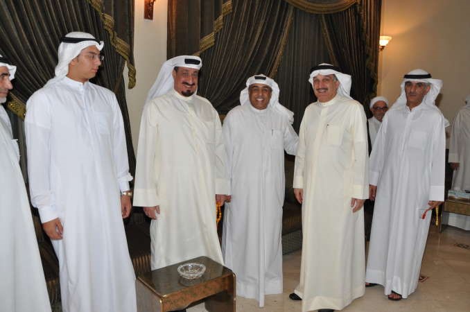 كامل العوضي خلال استقباله الحضور
