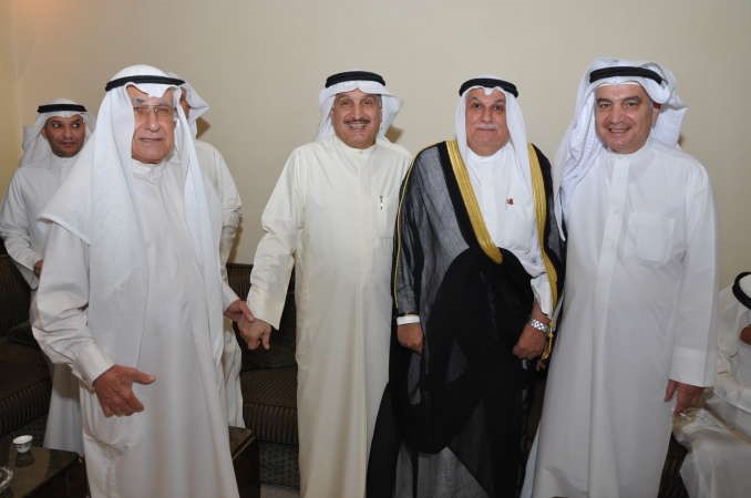  ويتوسط المهنئين
