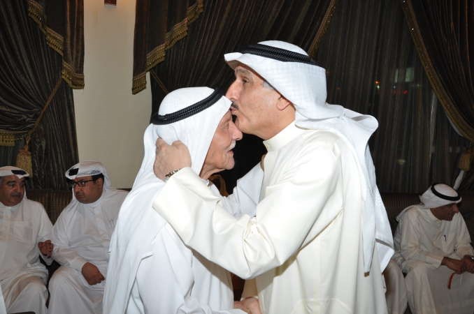 كامل العوضي يقبل راس احد كبار السن