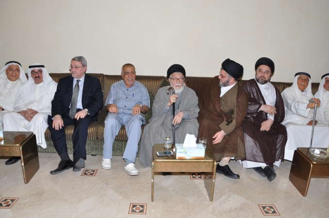 السفير العراقي ودعبدالرحمن العوضي والسيد محمد بحر العلوم في ديوان العوضي
