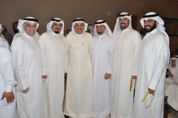 كامل العوضي متوسطا المهنئين
