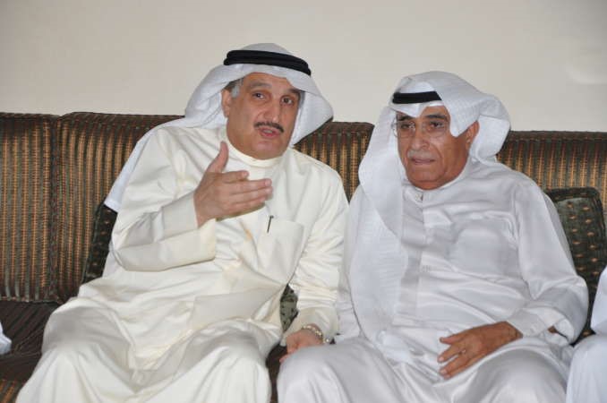كامل العوضي مع احد كبار السن
