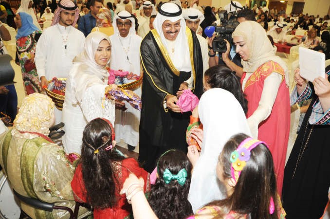الشيخ احمد النواف مشاركا في توزيع القريقيعان