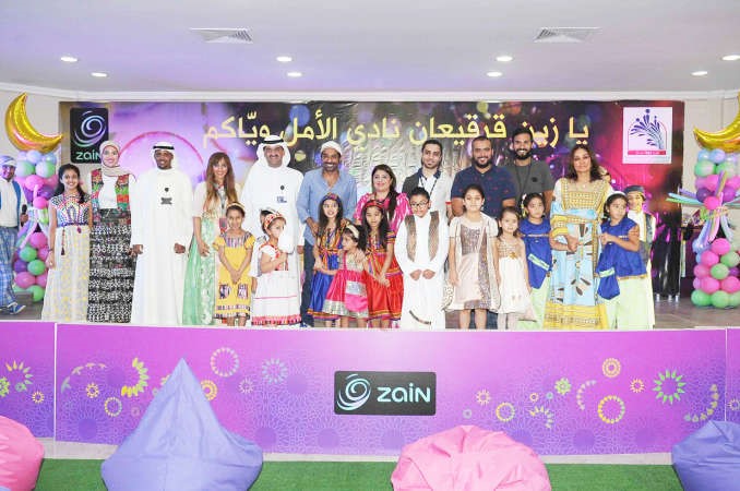 وليد الخشتي وعدد من المشاركين في حفل القرقيعاناسامة ابوعطية