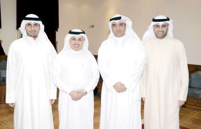 د الخضر مع عدد من الحضور 