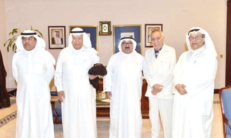 وزير شؤون الديوان الاميري الشيخ ناصر صباح الاحمد خلال استقباله اعضاء رابطة الصداقة الكويتية_ الايرانية ﻿