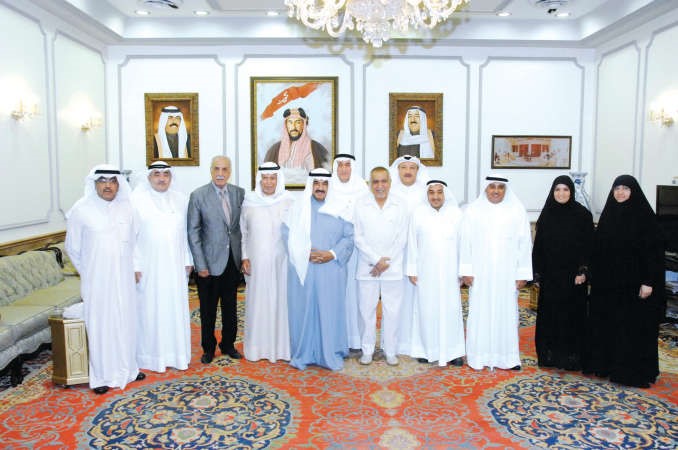 سمو الشيخ ناصر المحمد مستقبلا دعبدالرحمن العوضي وعبدالمطلب الكاظمي ومحمد السنعوسي ودخديجة المحميد والشيخة فوزية الصباح
وعمر العيسى وجليل الطباخ ومصطفى غلوم وعبدالحسين السلطان وعدنان الراشد
