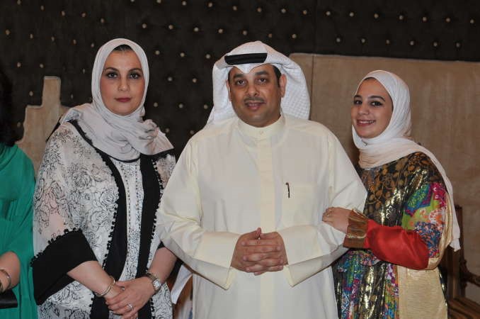 يعقوب الصانع مع عائلته
