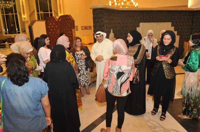 يعقوب الصانع في حديث مع الناخبات
