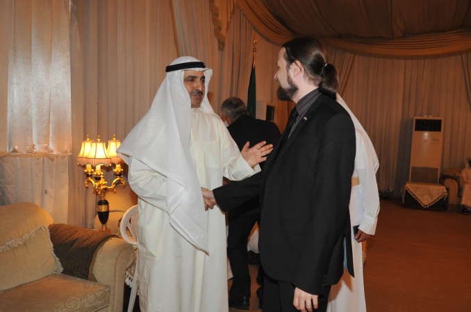 العمر يتلقى تهنئة من احد الشخصيات