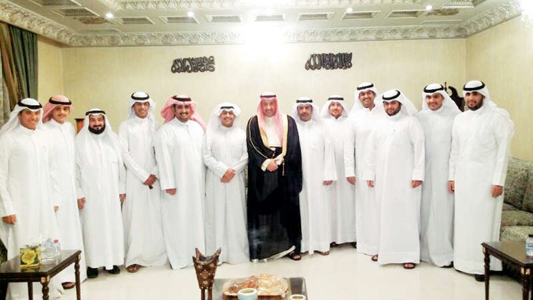 الشيخ فيصل الحمود لدى زيارته احدى دواوين محافظة الفروانية ﻿