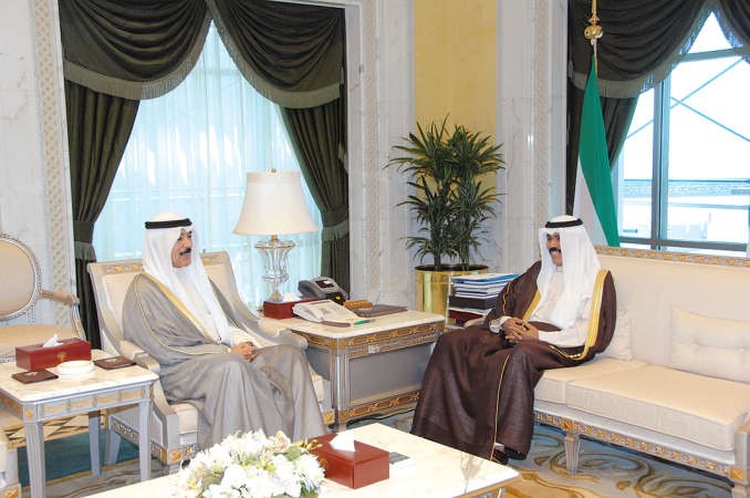 سمو ولي العهد الشيخ نواف الاحمد خلال استقباله الشيخ محمد الخالد