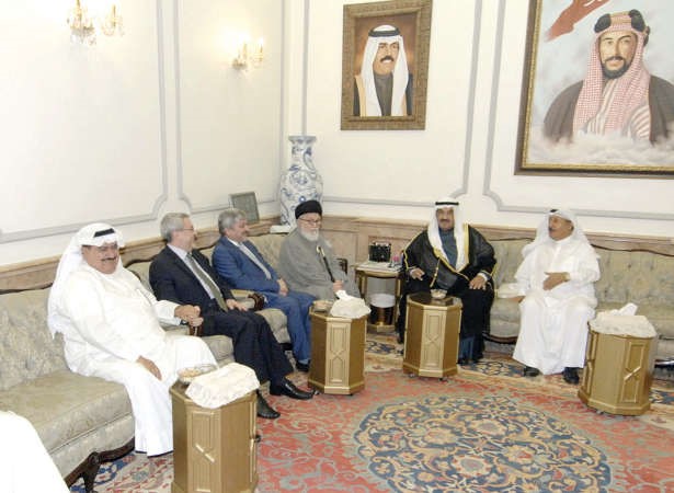  سمو الشيخ ناصر المحمد والسيد محمد بحر العلوم والفريق م ثابت المهنا والسفير العراقي محمد حسين بحر العلوم