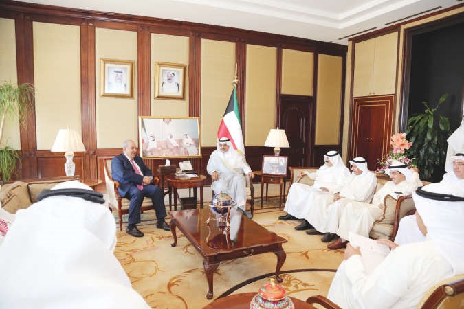 الشيخ صباح الخالد خلال استقباله د اياد علاوي بحضور خالد الجارالله