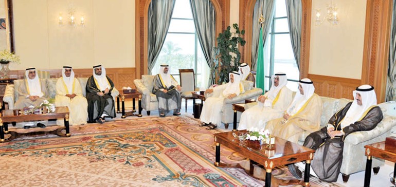 صاحب السمو الامير الشيخ صباح الاحمد اثناء لقائه رئيس مجلس الامة مرزوق الغانم والوفد النيابي﻿