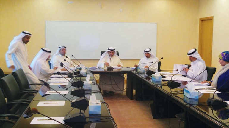 دحسن كمال خلال ترؤسه اجتماع اللجنة
