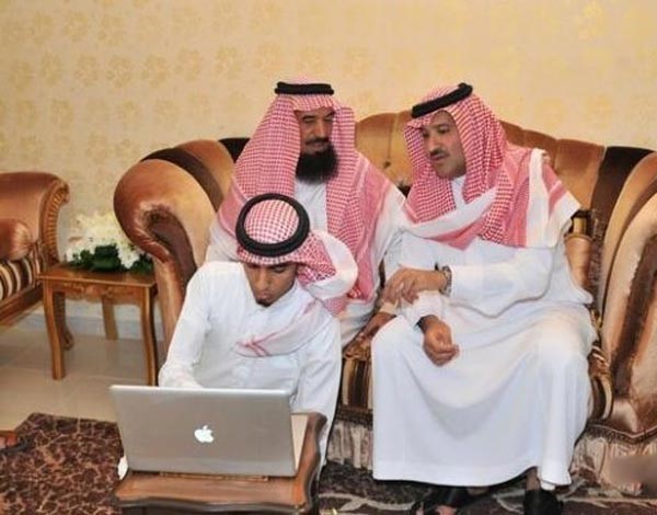 بالفيديو والصور.. أمير المدينة يتناول إفطاره ويصلي مع مؤذني الحرم النبوي