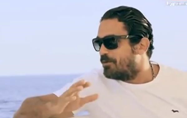بالفيديو.. أمير كرارة يفقد أعصابه ويعتدي بالضرب على محمد فؤاد