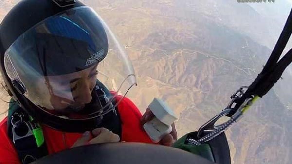 بالفيديو.. أميركي يتقدم للزواج من حبيبته على ارتفاع أكثر من 3800 متر 