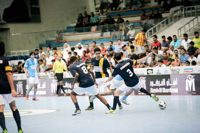 دفاع قوي على اللاعب لمنعه من التقدم