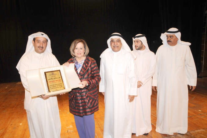 تكريم مديرة المهرجان عواطف البدر﻿