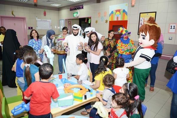 متطوعو البنك يوزعون القرقيعان على الاطفال