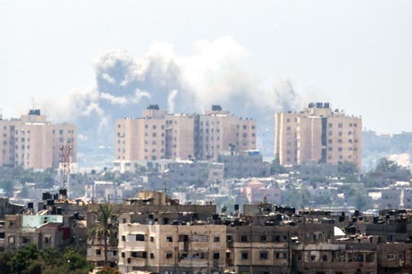 الدخان المتصاعد من عدد من الابنية التي اغارت عليها اسرائيل في غزة امسافپ
