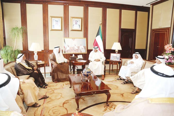  الشيخ صباح الخالد اثناء استقباله د عبدالله المعتوق وعددا من رؤساء الجمعيات الخيرية الكويتية 