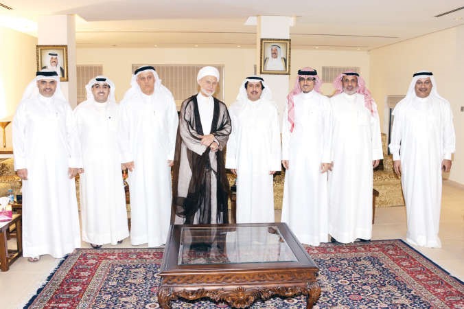 عميد السلك الديبلوماسي سفير الكويت لدى مملكة البحرين الشيخ عزام الصباح خلال لقائه مع عدد من رجال الدين والوجهاء في مملكة البحرين 