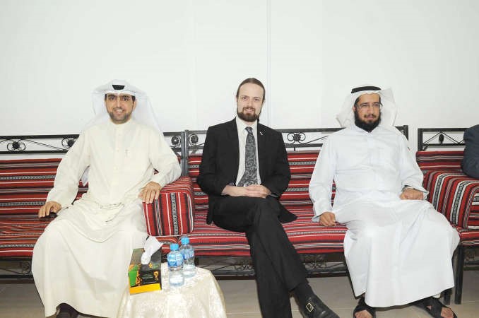 توم شيرد مع ديوسف الصقر ودعبدالله الدمخي
