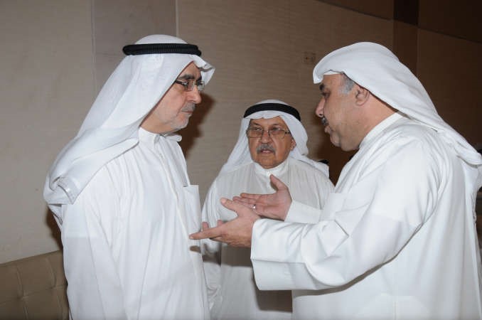 احمد لاري في حديث مع احد الحضور
