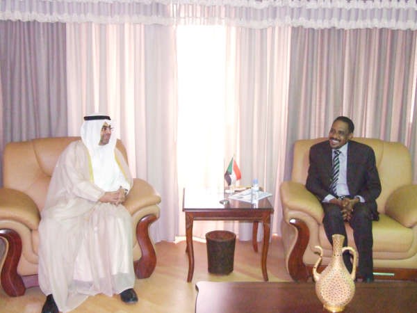 السفير طلال منصور الهاجري لدى لقائه وزير الصناعة السوداني السميح الصديق 