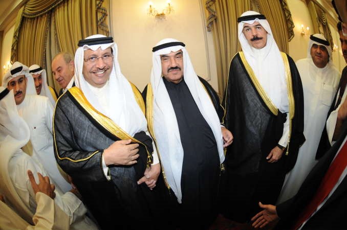 سمو الشيخ ناصر المحمد متوسطا سمو الشيخ جابر المبارك والشيخ محمد الخالد

