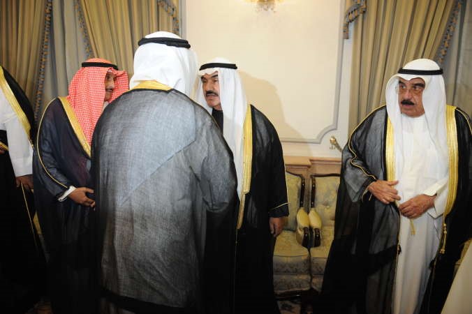 سمو الشيخ ناصر المحمد يتلقى التهاني ويبدو الشيخ فيصل السعود