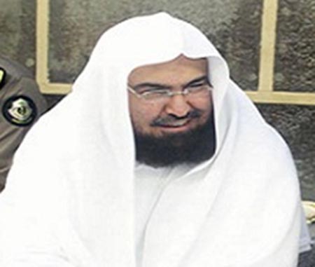 بالصور.. يوم في حياة إمام الحرم 