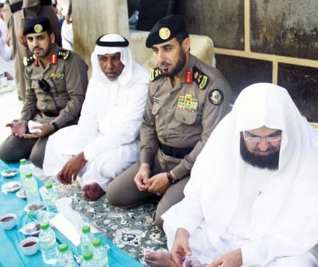 بالصور.. يوم في حياة إمام الحرم 