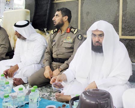 بالصور.. يوم في حياة إمام الحرم 