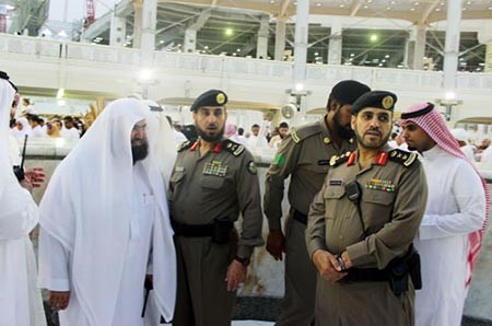 بالصور.. يوم في حياة إمام الحرم 
