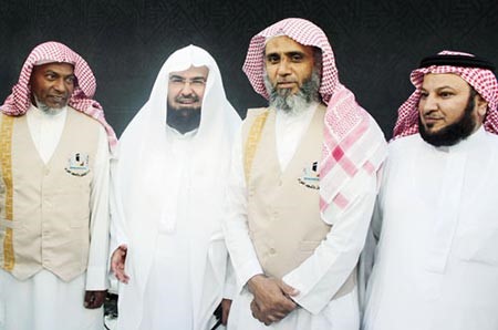 بالصور.. يوم في حياة إمام الحرم 