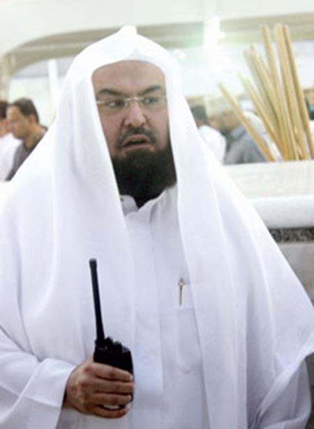 بالصور.. يوم في حياة إمام الحرم 