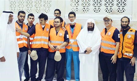 بالصور.. يوم في حياة إمام الحرم 