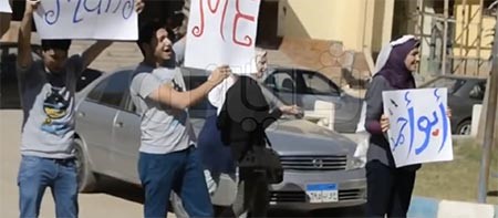 بالفيديو.. مصرية تطلب يد زميلها بطريقة غريبة